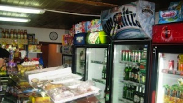 Затвориха за нарушения два склада и хранителен магазин в София