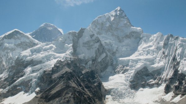 Хиляди туристи са блокирани на връх Еверест