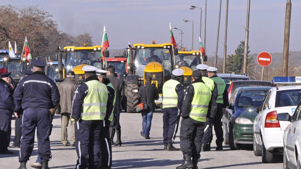 Вдигат минимално наградите за полицаи в деня на протеста