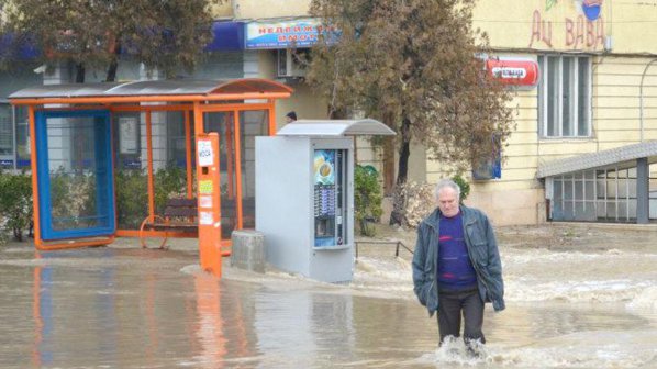 Центърът на Харманли наводнен, градът без ток