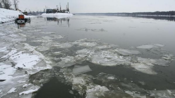 Река Дунав замръзна напълно при Силистра и Тутракан