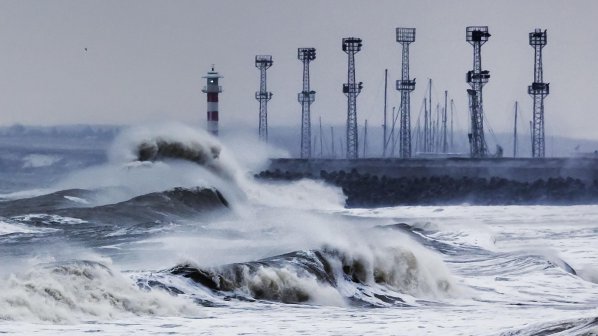 Затвориха пристанище Варна заради силен вятър