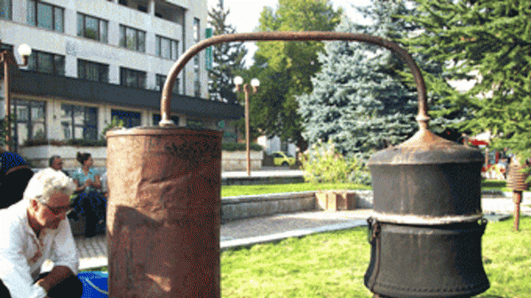 Митничари откриха 720 литра ракия и меден казан в къща в Куклен