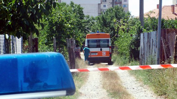 Изверг пребива майка си, полицията го пуска на свобода