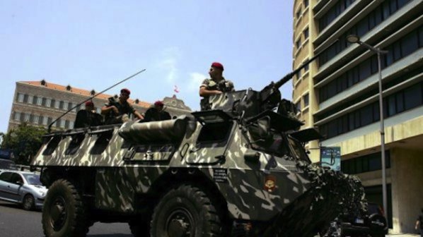 Сирийски войници заровиха жив човек (видео 18+)