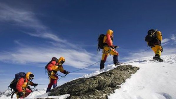 Рекорден брой алпинисти изкачиха Еверест