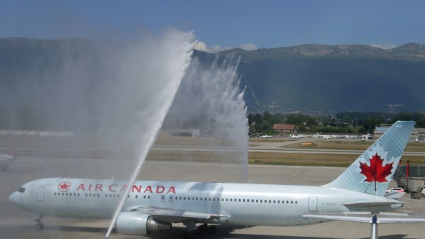Самолет на Air Canada кацна принудително