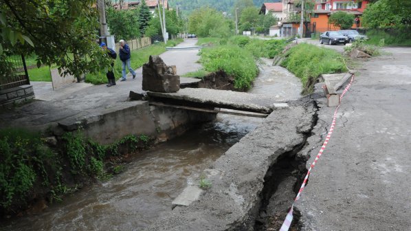 Валежите активизираха свлачища и затвориха пътища