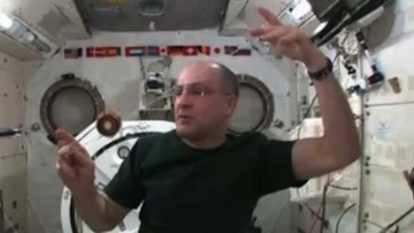 Играха йо - йо в Космоса (видео +снимки)