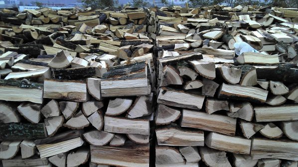 Гърци се презапасяват с български дърва