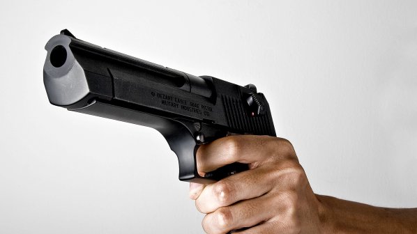 Рецидивист насочи пистолет в главата на жена
