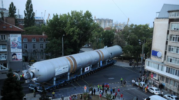 Металното чудовище потроши тротоари в Бургас (снимки)