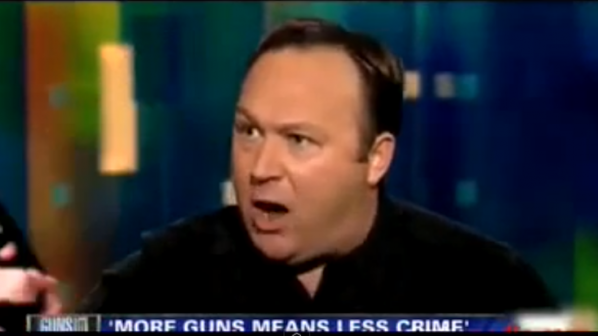 Защитник на оръжията гърми напосоки в студио на CNN (видео)