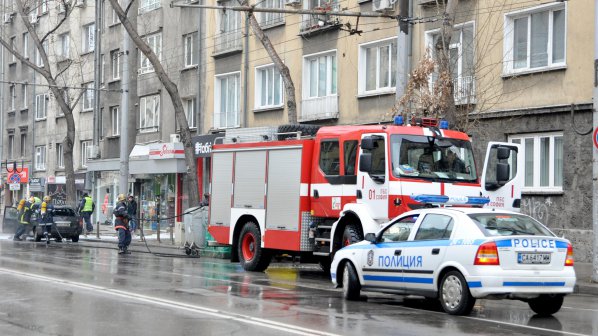 Кола пламна на метри от турското посолство в София (снимки+видео)