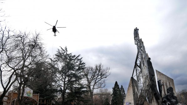 Отказаха се да демонтират паметника &quot;1300 години България&quot; (снимки)