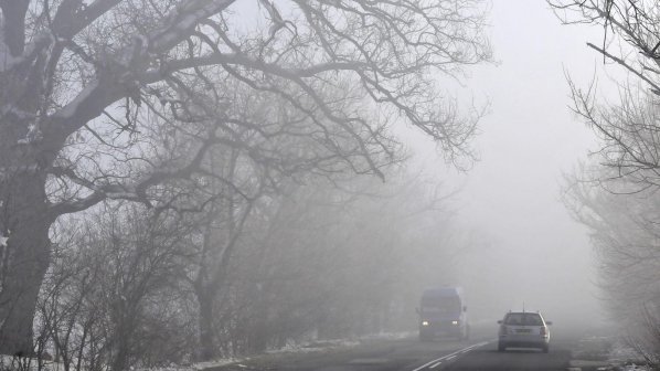 Сняг вали в някои райони на страната