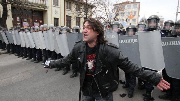 Бой между протестиращи в Бургас се размина за малко