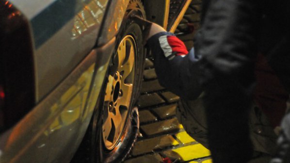 Срязаха гумите на автомобил на БТВ (снимки)
