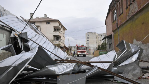Обстановката в Габрово след урагана постепенно се нормализира