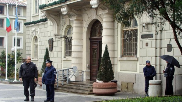 Мъж плаши да се самозапали в Пловдив (снимки)