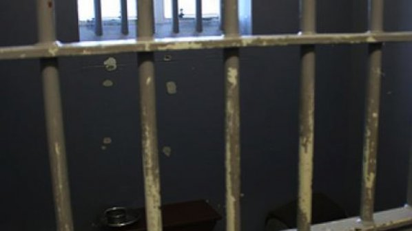 Затворник избяга от затвор след като взе петима заложници