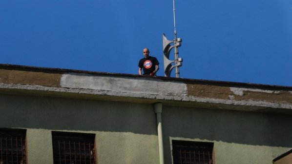 Свалиха от покрива затворника самоубиец в Бургас