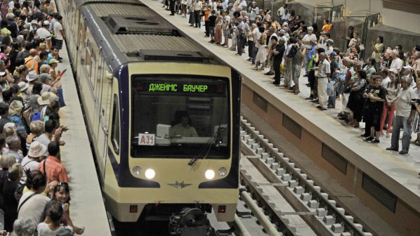 Мъжът, който падна вчера в метрото, загуби крака си