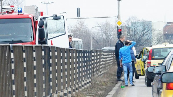 Верижна катастрофа задръсти столичен булевард