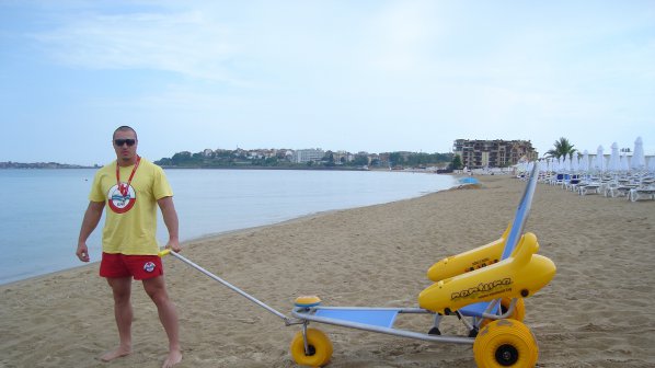 Плаваща количка за инвалиди на плажа в Слънчев бряг