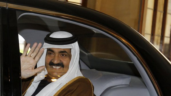 Емирът на Катар сдаде властта