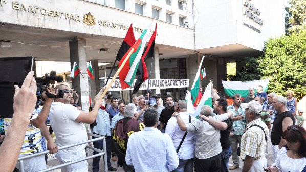 След протеста благоевградчани взеха автобус, ще продължат в София