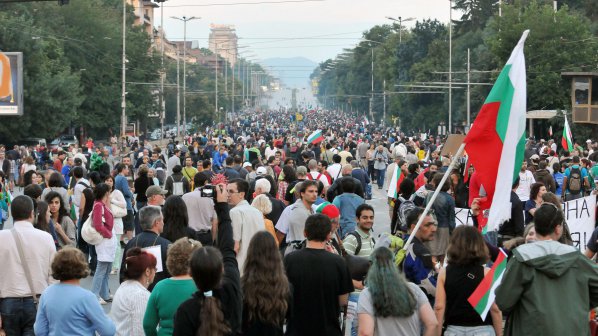 Журналист: Протестите не спират, защото кабинетът не спира да греши