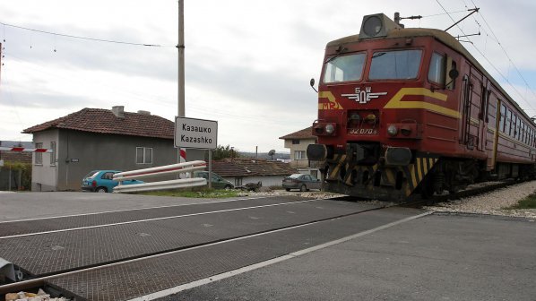 Влак отнесе кола на прелез, няма пострадали