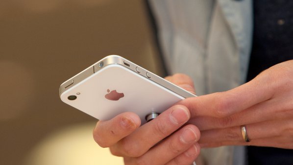 Китаец в кома след токов удар от iPhone 4