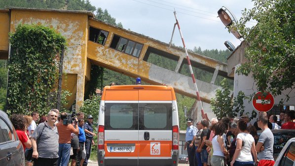 Молят се за живота на затрупаните миньори