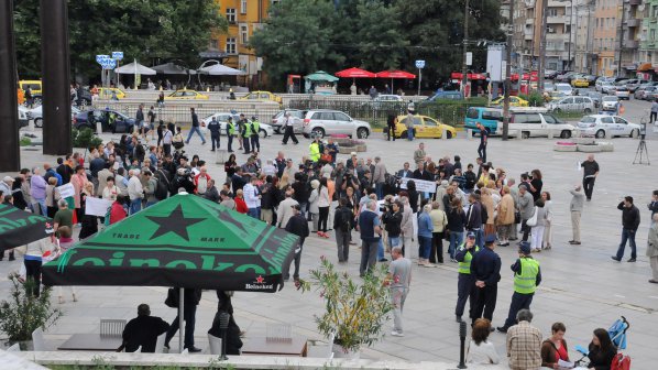 Майки се включиха в контрапротеста