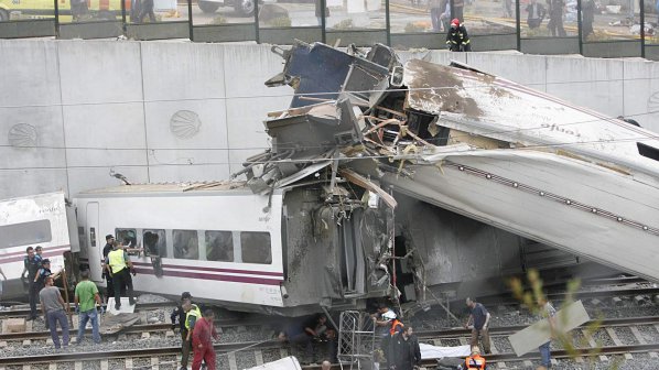 Касапница! Над 70 души загинаха при влакова катастрофа в Испания (галерия+видео)