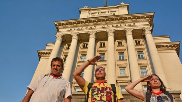 #ДАНСwithme ден 44-и: Протестът се опита да отиде на гости на шефа на МВР (обновена+галерия+видео)