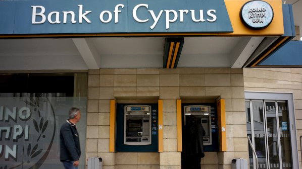 Конфискуват половината от спестяванията на вложителите в Банка Кипър