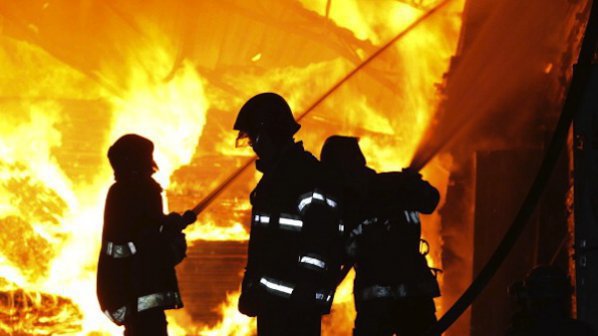 Пожарникари спасиха човек в горяща къща