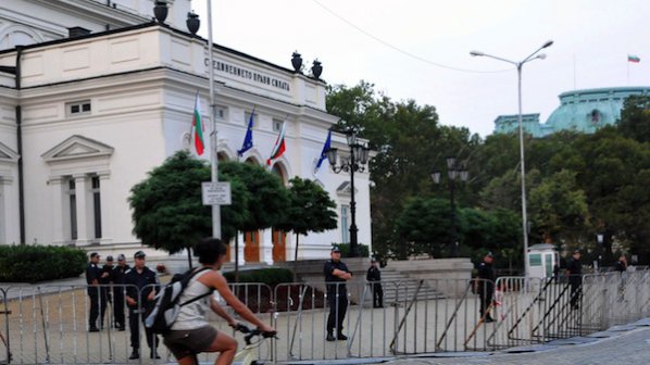 Малоброен протест пред НС