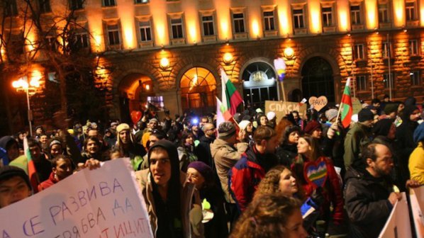 100 души протестират пред Министерския съвет