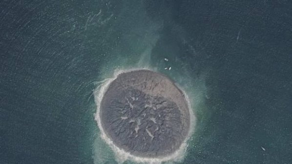 Островът, образувал се при изригване на подводен вулкан, е пораснал 3,7 пъти