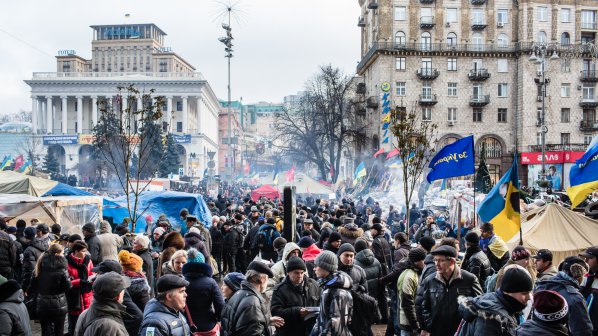 Над 10 000 украинци протестират в центъра на Киев