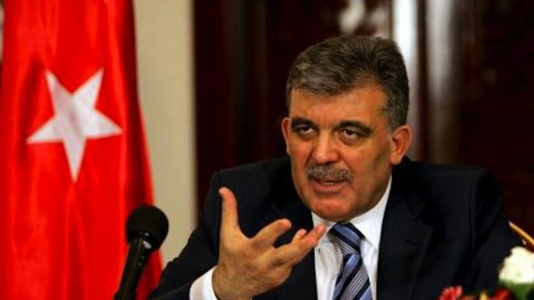 Призоваха Абдуллах Гюл да успокои напрежението около корупционния скандал в Турция