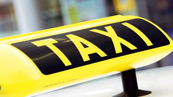 Младеж наби таксиметров шофьор и избяга