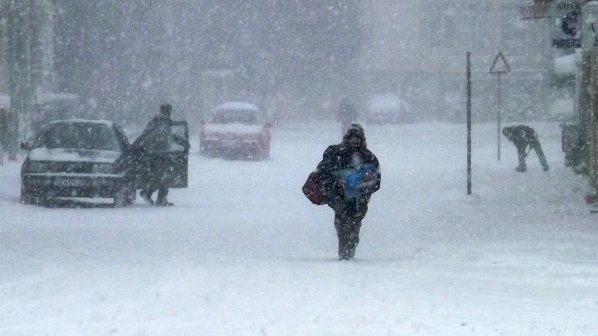 До минус 16 градуса утре, още сняг в сряда