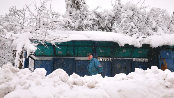 Трима измръзнаха до смърт, бебе се роди в преспите