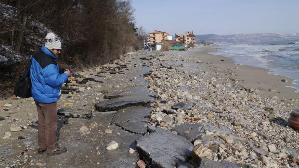 Морето изяде плажа в Кранево