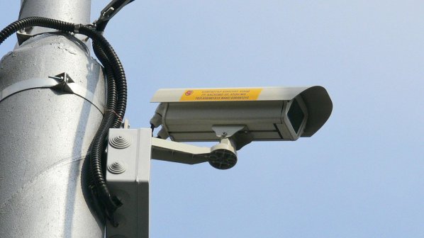 Видеокамери засякоха похожденията на училищен директор с ученичка